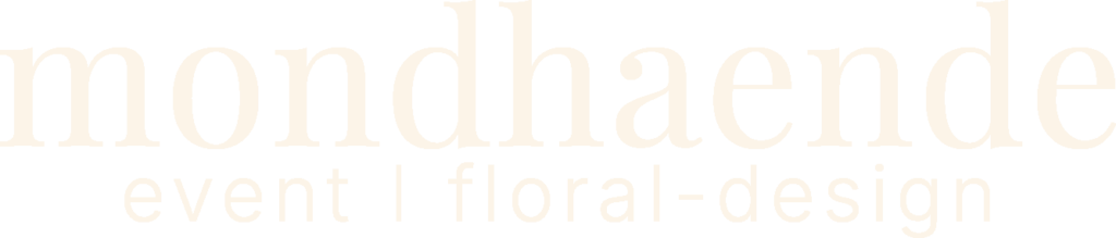 Hellbeiger Text auf hellgrauem Hintergrund lautet mondhaende in großen Buchstaben, darunter Event & Floral Design Hochzeit | moderne hochzeitsfloristik in kleineren Buchstaben.