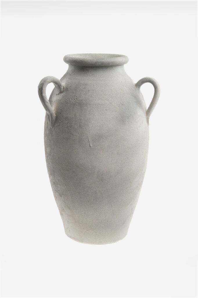 Eine große, graue, strukturierte Keramikvase mit zwei seitlichen Henkeln und einem breiten, abgerundeten Körper von Dominique Kubicek von Event & Floral Design Hochzeit wird vor einem schlichten weißen Hintergrund präsentiert.
